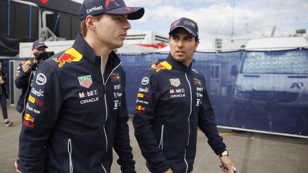 Max Verstappen charlando junto a Sergio 'Checo' Pérez