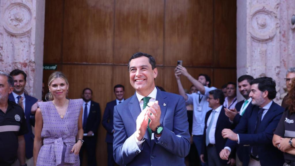 Juanma Moreno, en su salida del pleno de investidura ya investido presidente de la Junta de Andalucía.