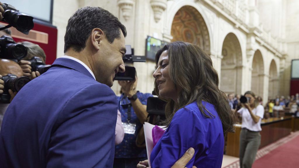 El presidente de la Junta, Juanma Moreno, y la portavoz de Vox, Macarena Olona, tras el debate de investidura.