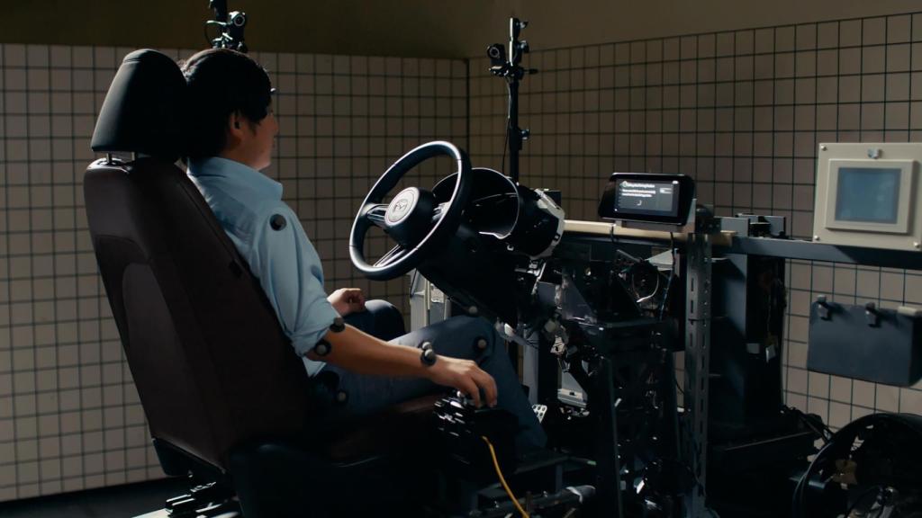 En Mazda se dieron cuenta de que la mayoría de los conductores no se sentaba bien al volante.