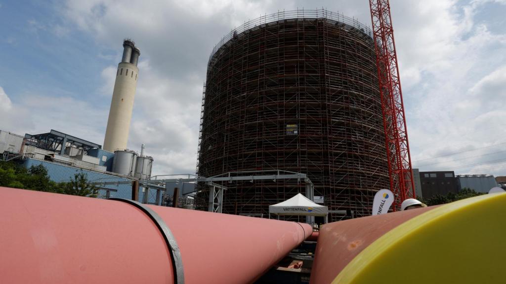 Un momento de la construcción de la torre térmica.