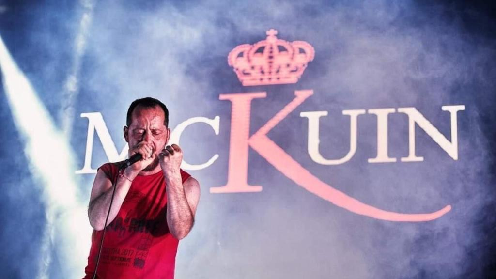 Irene Caruncho y la banda tributo Mckuin en la primera edición del Lagofest en Valdoviño (A Coruña)