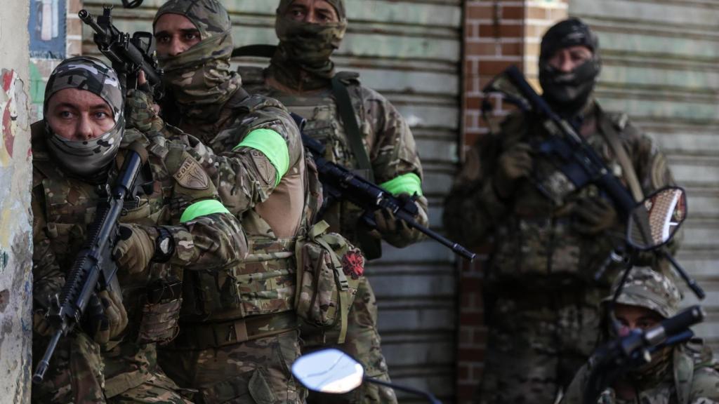 La policía e la favela del Alemão.