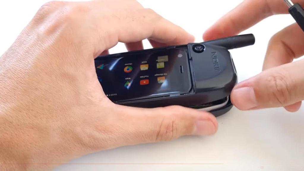 Nokia 5110 con móvil Android dentro