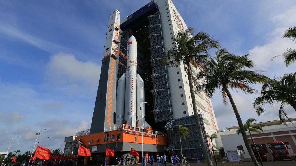 Cohete chino Long March 5B anclado en la plataforma de lanzamiento con el módulo Wentian