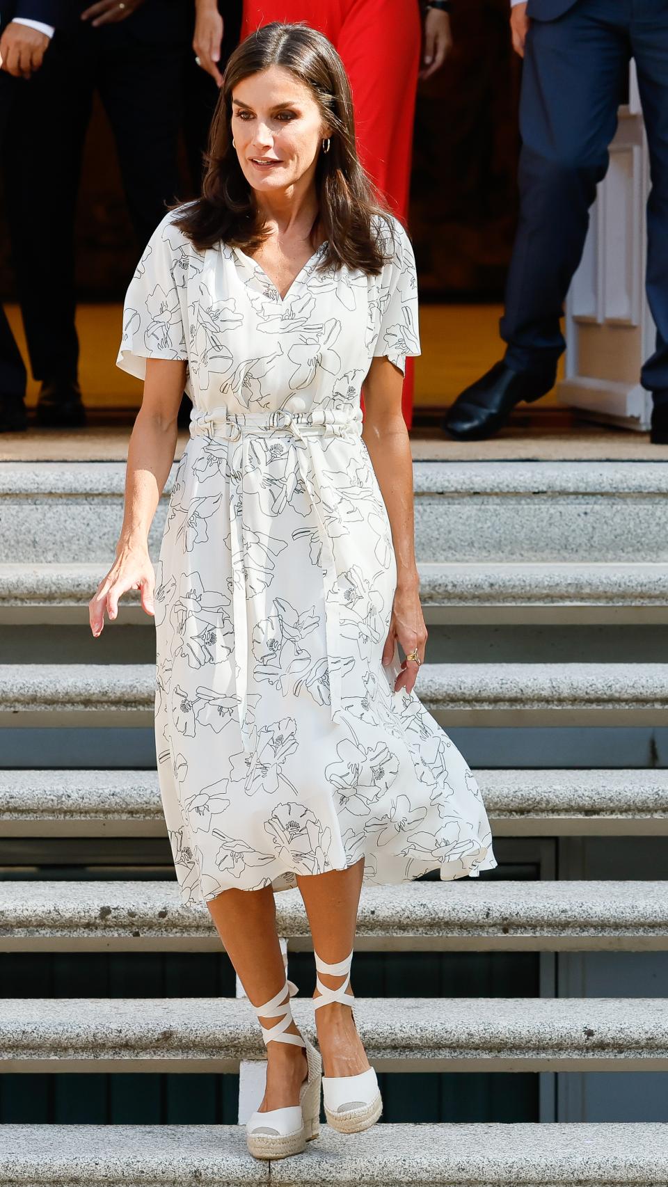 La Reina ha renovado su armario, pero ha reciclado sus alpargatas de Macarena Shoes.