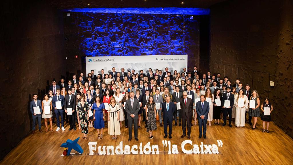 Foto de familia con los 120 estudiantes seleccionados.