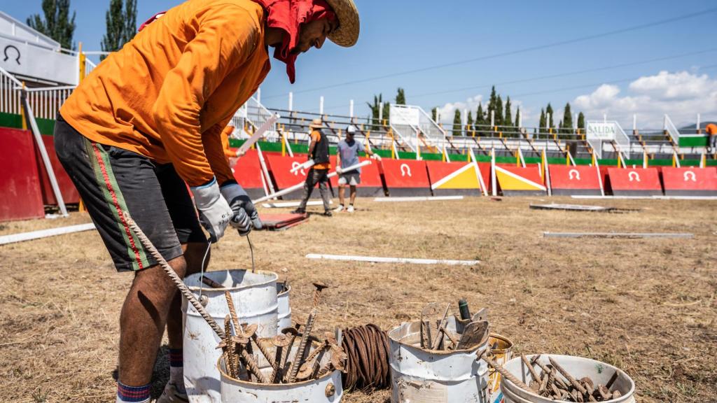 Un operario durante el montaje de la plaza.