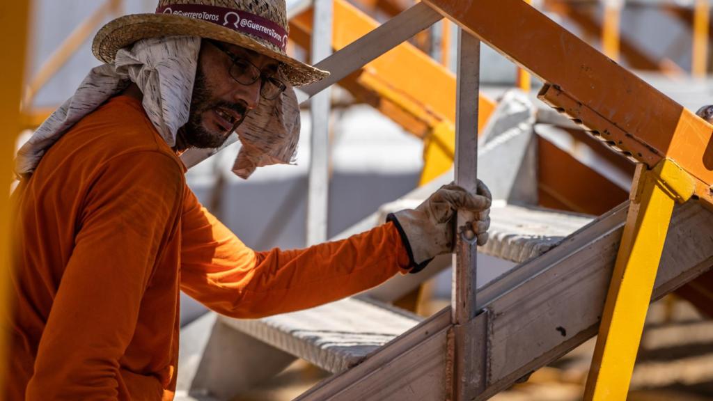 Uno de los trabajadores, exhausto durante el duro trabajo de montaje.