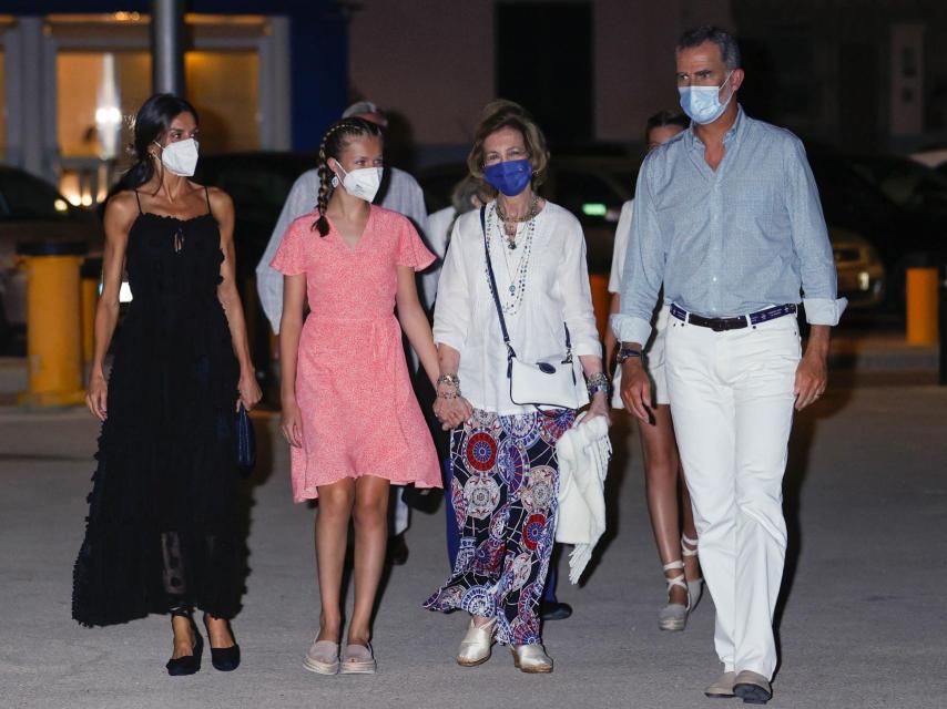 La reina Sofía junto a Felipe VI, Letizia, Leonor y Sofía.