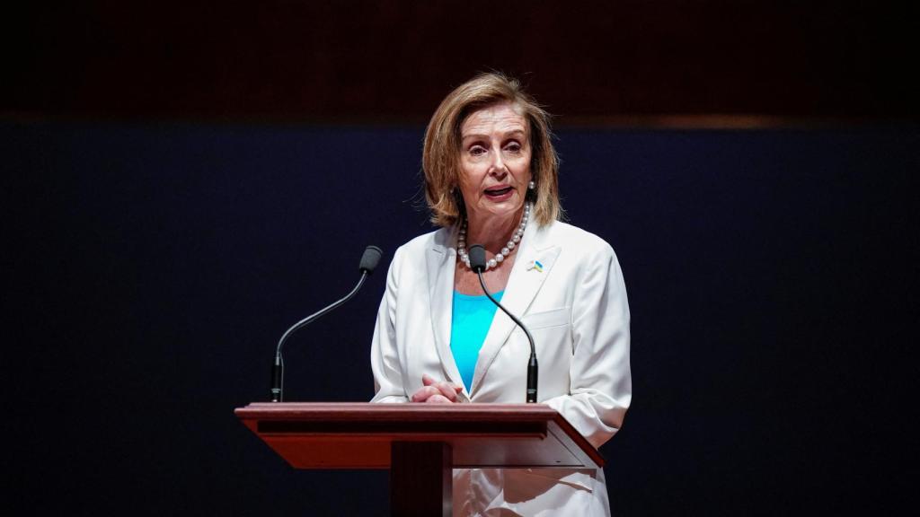 La presidenta de la Cámara de Representantes de los Estados Unidos, Nancy Pelosi (D-CA), habla mientras la primera dama de Ucrania, Olena Zelenska (no aparece en la foto), asiste a una reunión con miembros del Congreso de los Estados Unidos,.