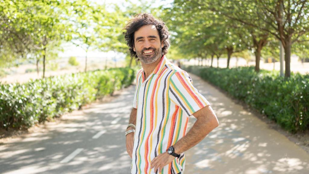 Raúl Gómez contando su experiencia como presentador.