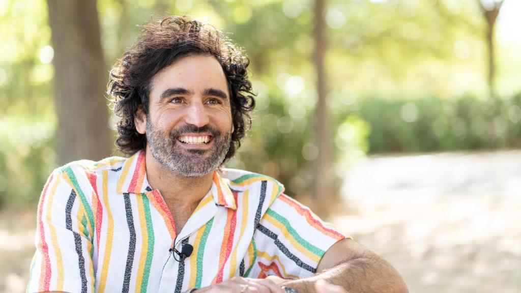 Raúl Gómez sonriendo al recordar su recorrido profesional.