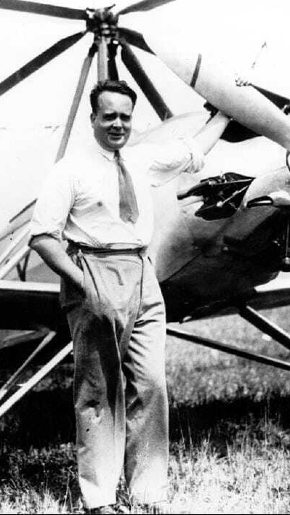 El ingeniero murciano Juan de la Cierva, junto al autogiro, en una imagen cedida por su nieta.