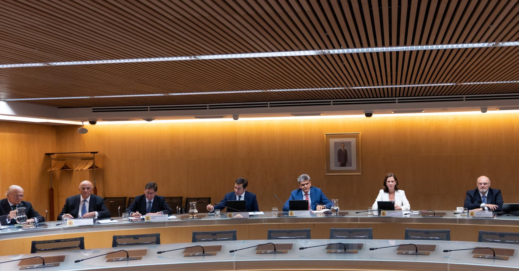 De izda. a dcha. Manuel Azuaga, presidente de Unicaja; Josep Oliu, presidente de Sabadell; José Ignacio Goirigolzarri, presidente de CaixaBank; Carlos Torres, presidente de BBVA; José Antonio Álvarez, CEO del Santander; Alejandra Kindelán, presidenta de la AEB y José María Méndez, director general de CECA.