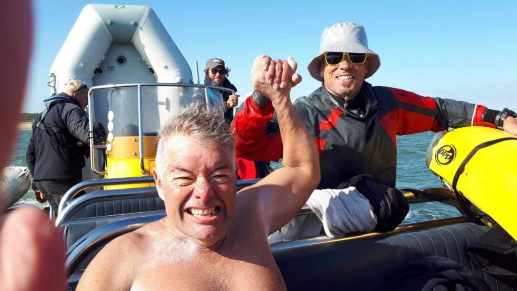 Jorge Crivillés saluda tras curzar el Canal de Bristol.