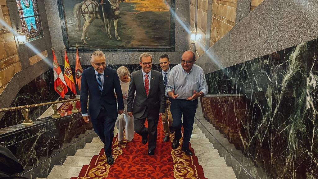 Veganzones acude a la firma con el Ayuntamiento de Burgos para la cesión de los terrenos.