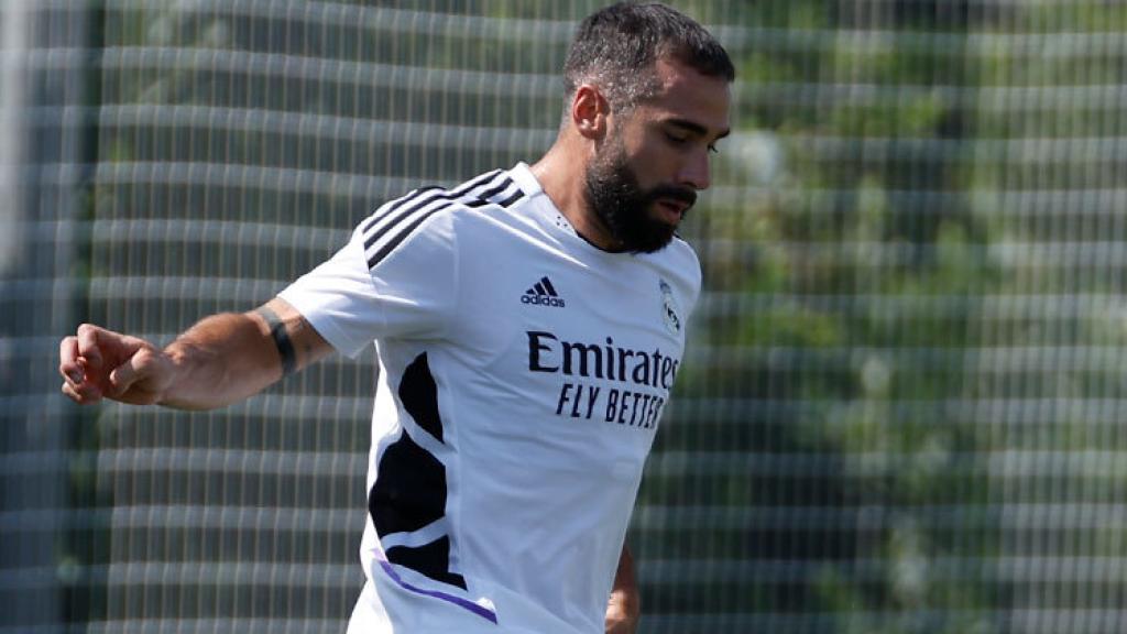 Dani Carvajal ejecuta un pase durante un entrenamiento