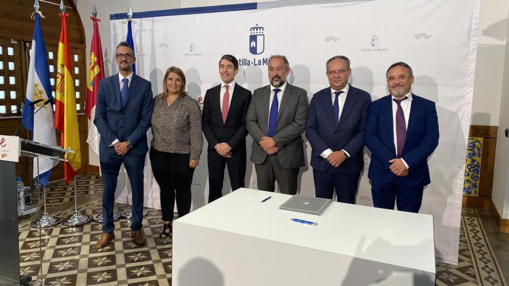 El rector de la UCLM, Julián Garde; el consejero de Hacienda y Administraciones Públicas, Juan Alfonso Ruiz Molina; el presidente de Accenture, Domingo Mirón y la alcaldesa de Talavera, Tita García Élez. Foto: JCCM.