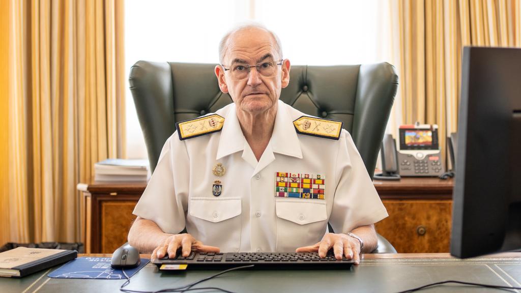 El JEMAD, en su escritorio del Estado Mayor de la Defensa (EMAD)