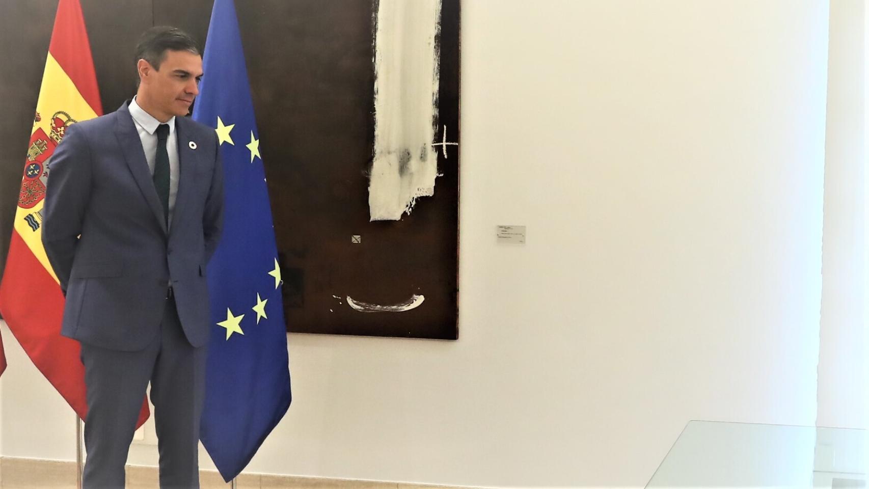 Pedro Sánchez, en uno de los salones de Moncloa.