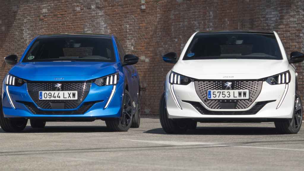 En esta imagen se puede ver el Peugeot 208 eléctrico comparado con el de combustión.