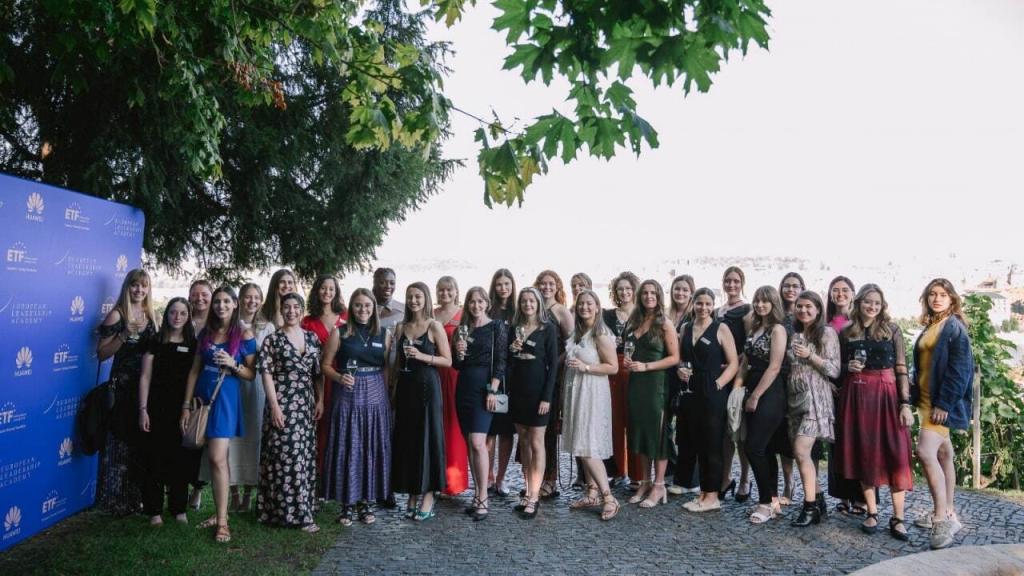 El equipo de Huawei y las 29 estudiantes seleccionadas durante la ceremonia inaugural en la Villa Richter de Praga.