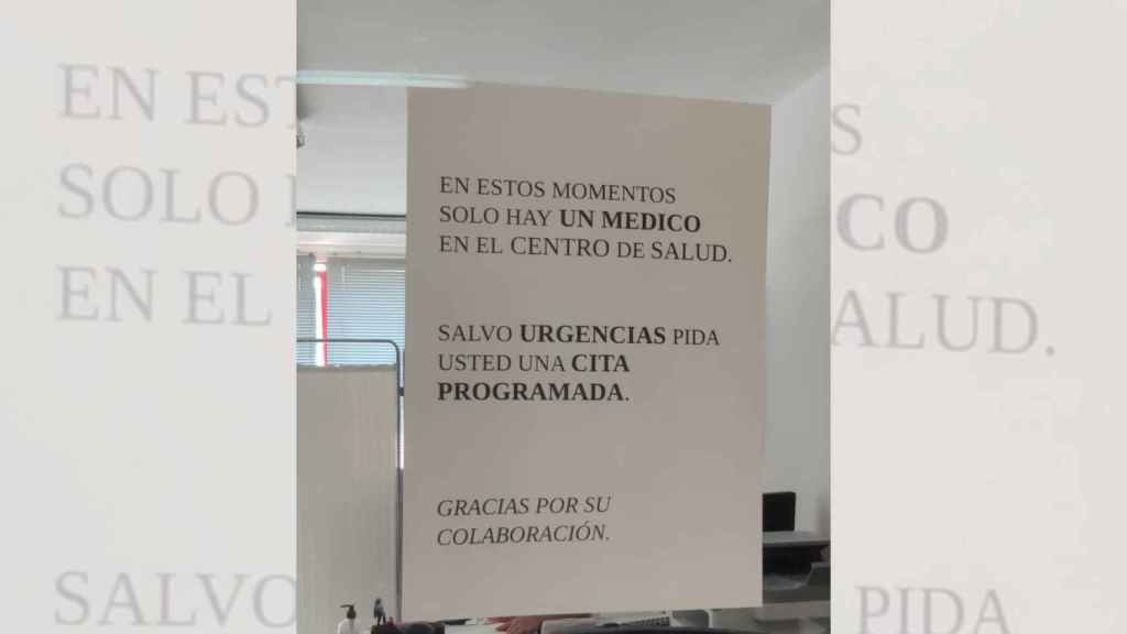 Cartel en el centro de salud de Ponte Caldelas.