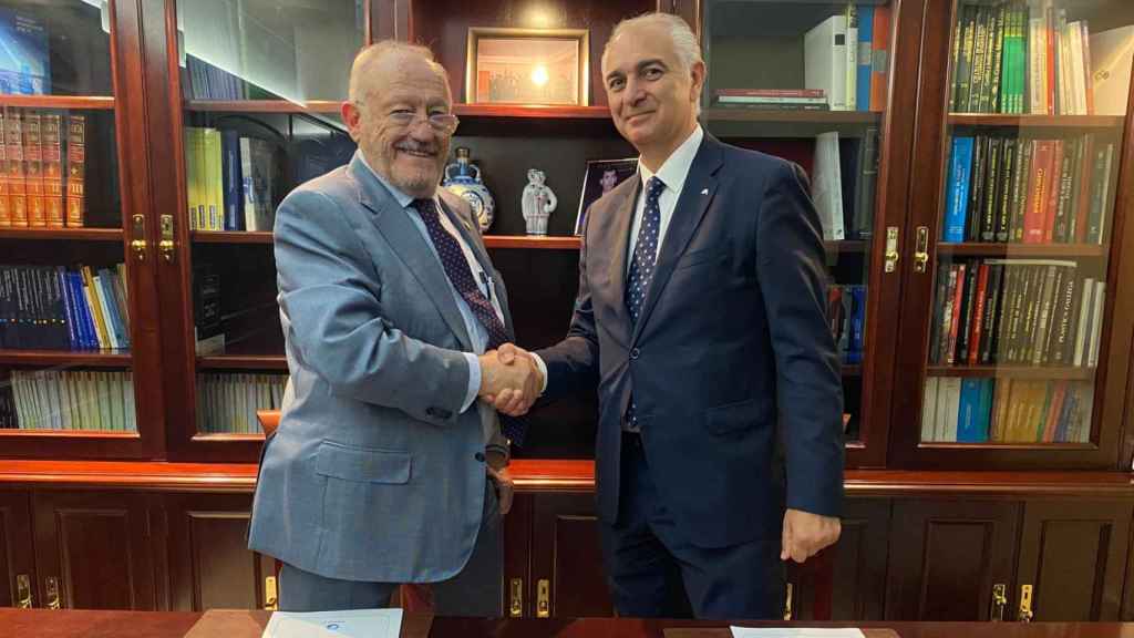 El presidente del Círculo, Manuel Rodríguez, y el director de Negocio Institucional en Galicia, Asturias y León de Abanca, José Lino Comesaña.