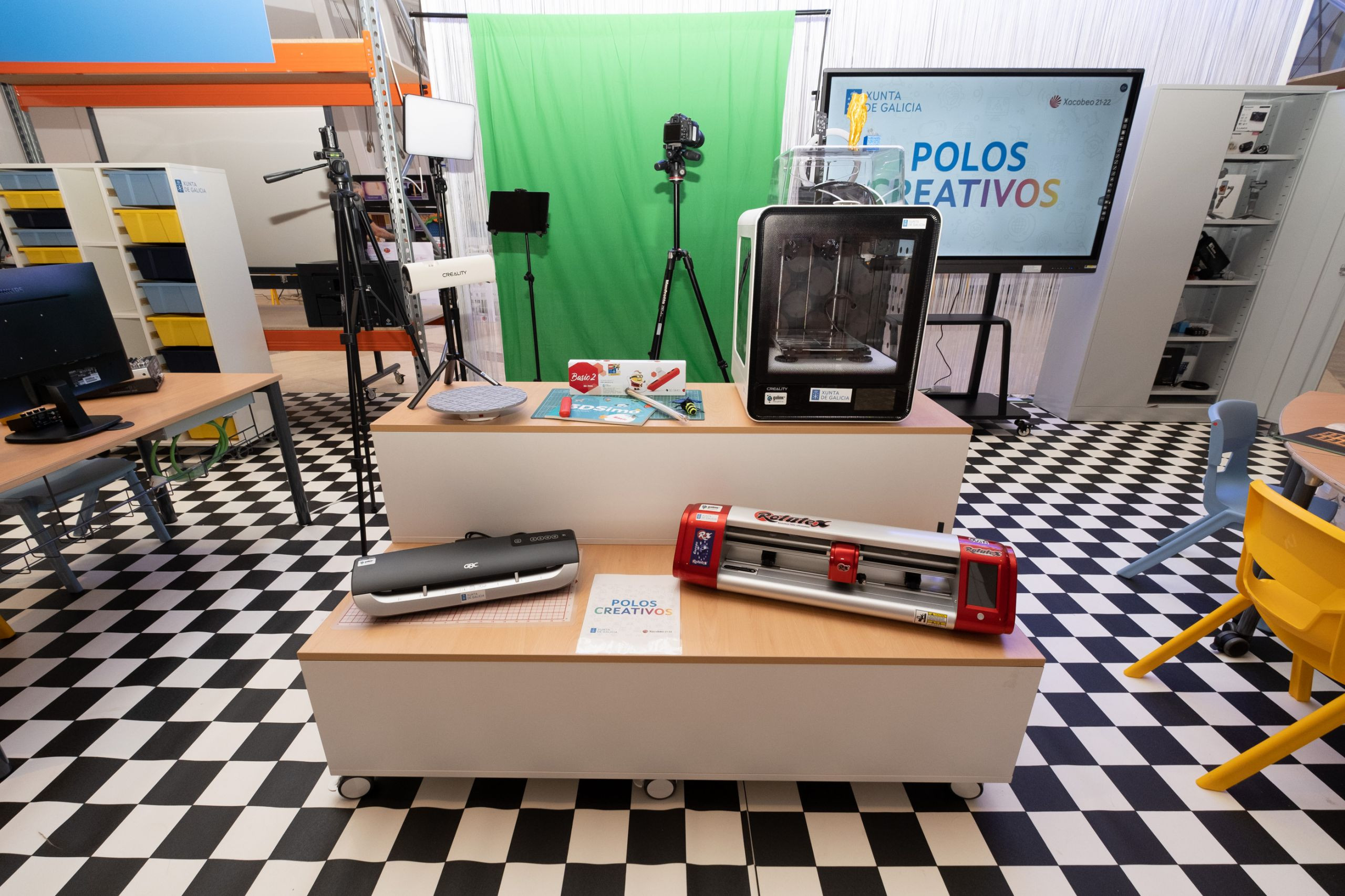 O presidente da Xunta, Alberto Núñez Feijóo, acompañado do conselleiro de Cultura, Educación e Universidade, Román Rodríguez, participa na Xornada de exhibición dos Polos creativos. Cidade da Cultura (Santiago de Compostela), 26/04/22.