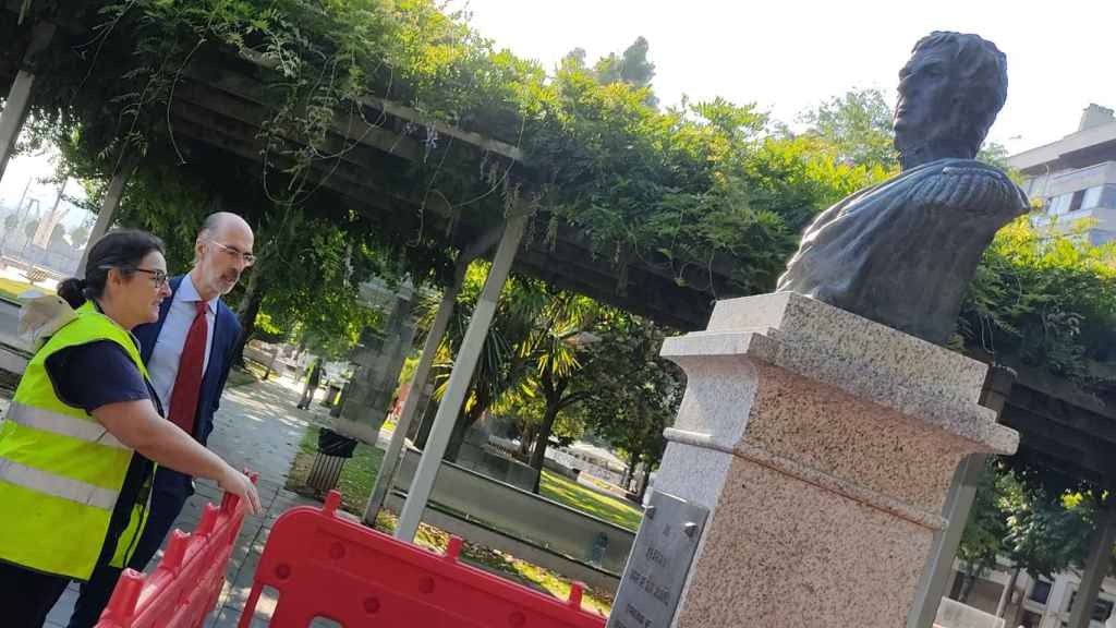 El Puerto de Vigo restaura varias esculturas de los jardines del Paseo de Las Avenidas