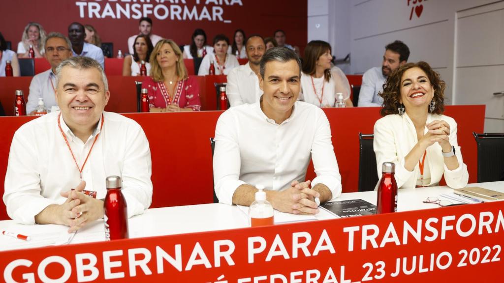 Pedro Sánchez, junto a la vicesecretaria general del PSOE, María Jesús Montero, y el secretario de Organización, Santos Cerdán.