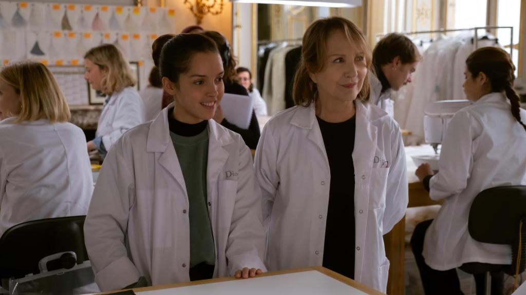 Los personajes de Esther y Jade en el taller recreado igual que los de alta costura.