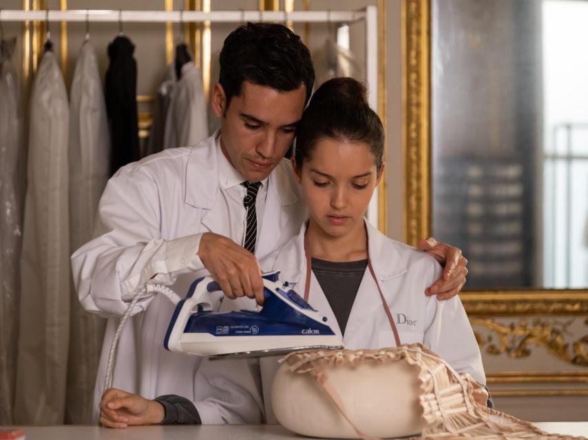 El actor Adam Bessa, que interpreta a Abdel, junto a Lyna Khoudri, en otra escena.