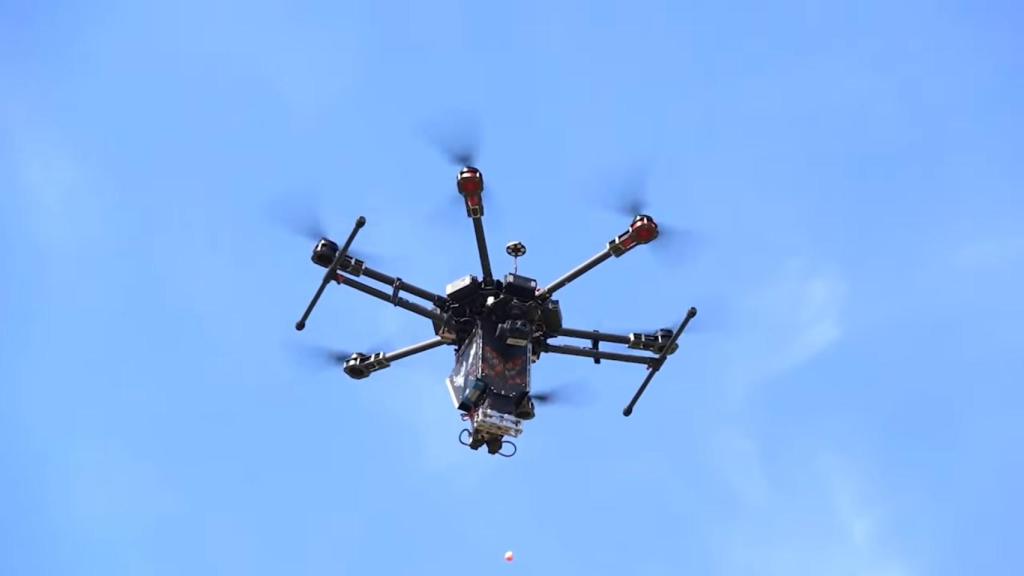 Dron lanzando un huevo de dragón