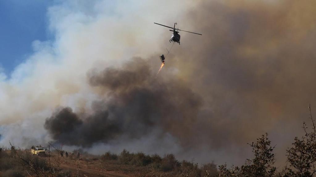 Helitorch en mitad de un incendio