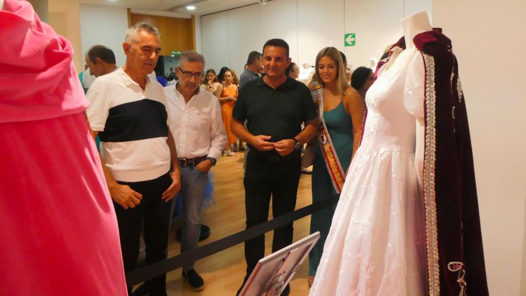 Cristóbal Llorens, Bernabé Cano y María Fernández en la inauguración de la muestra de las reinas de La Nucia.