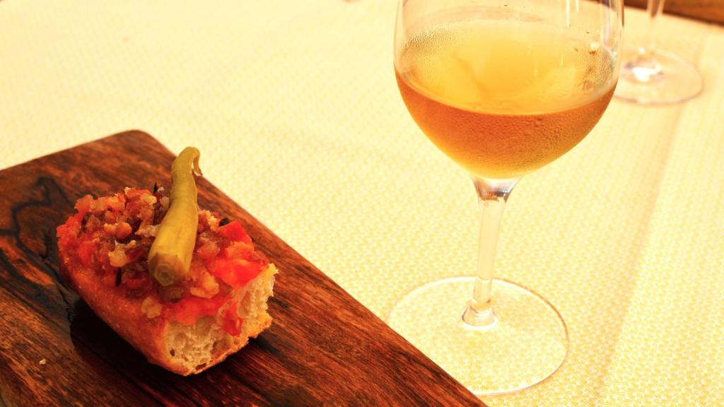 'The Wine Bang' es el manzanilla con el que abre César Anca la degustación.