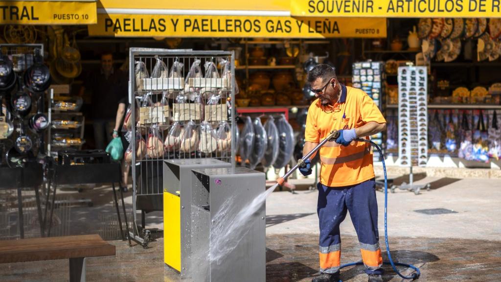 UGT pide que las contratas municipales establezcan las medidas de protección por ola de calor. En la imagen, un trabajador de la limpieza esta semana.
