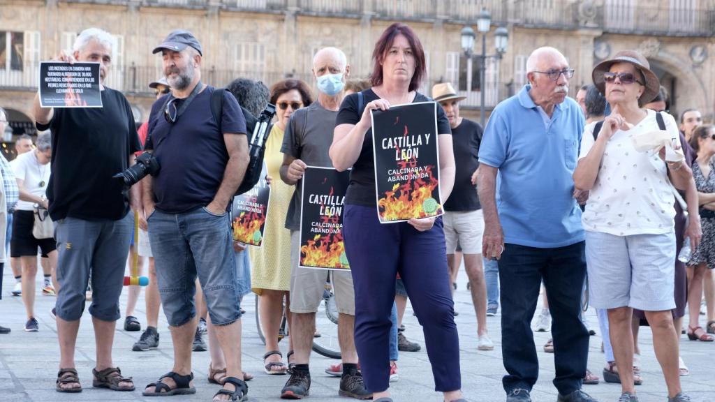 Manifestantes contra la política forestal de la Junta en la Plaza Mayor de Salamanca