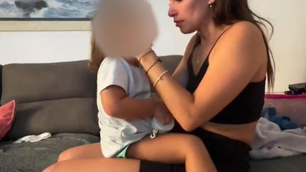 Jennifer Lara junto a su hija