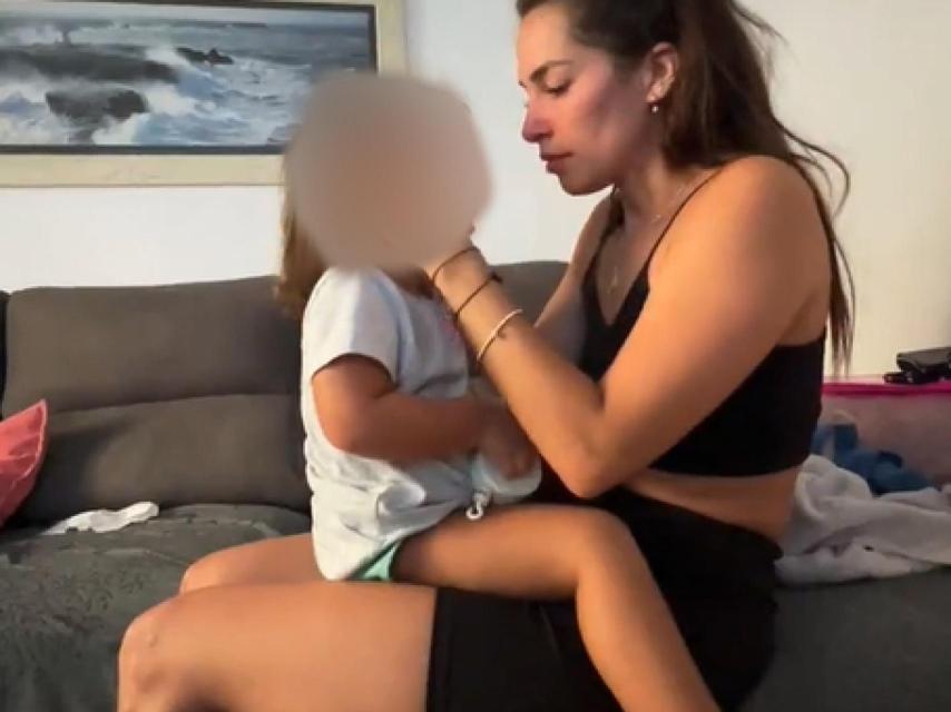 Jennifer Lara junto a su hija