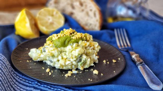 Ensaladilla de aguacate y huevo, un entrante fácil para verano