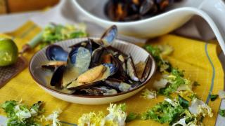 Mejillones con salsa café de París, no querrás dejar de comerlos