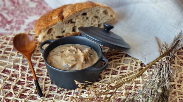 Cómo hacer la salsa de champiñones fácil que vas a querer tener siempre en tu nevera