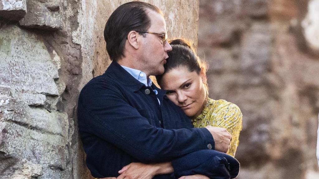 Victoria y Daniel de Suecia, muy cariñosos, durante un concierto.