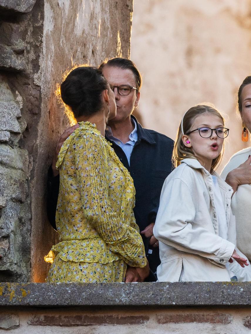Victoria y Daniel de Suecia intercambiándose un romántico beso en medio de un concierto.