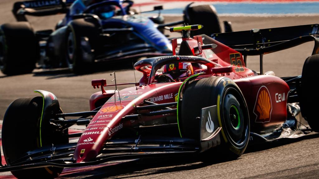 Carlos Sainz por delante de un Williams en el circuito de Paul Ricard