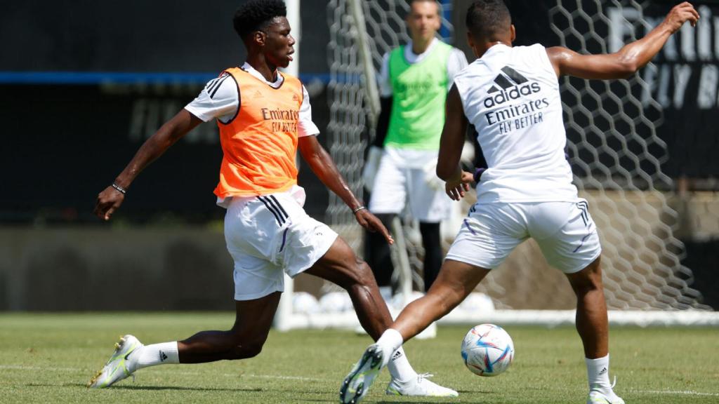 Tchouameni juega un balón frente a Casemiro