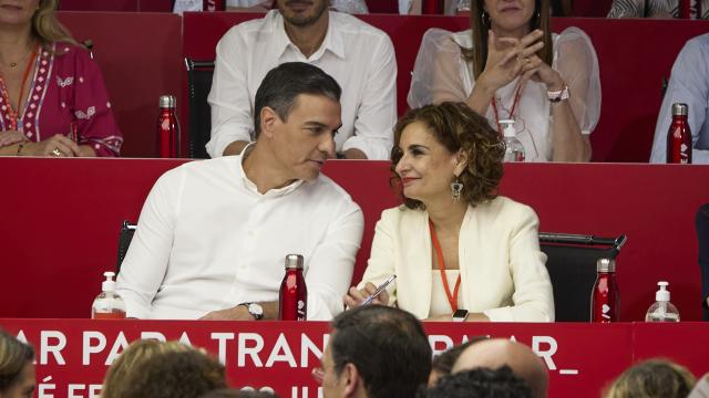 Pedro Sánchez, presidente del Gobierno y líder del PSOE, en el Comité Federal, con la ministra y vicesecretaria socialista, María Jesús montero.